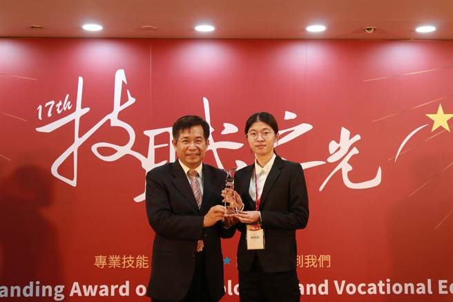 姚婉茹榮獲2021年教育部第17屆技職之光-證照達人殊榮。（致理科技大學提供）