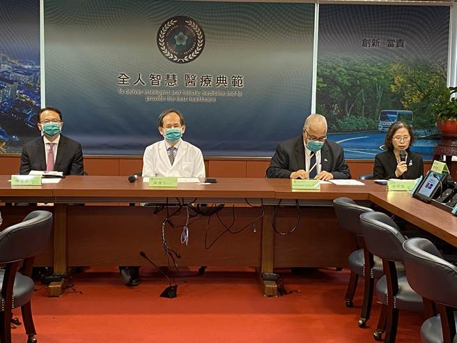 台中荣总积极发展智慧医疗，拓展医疗外交，17日举行记者会，携手宏碁公司、宏碁智医公司及晋弘科技，将远距医疗科技，带至诺鲁共和国。（张妍溱摄）