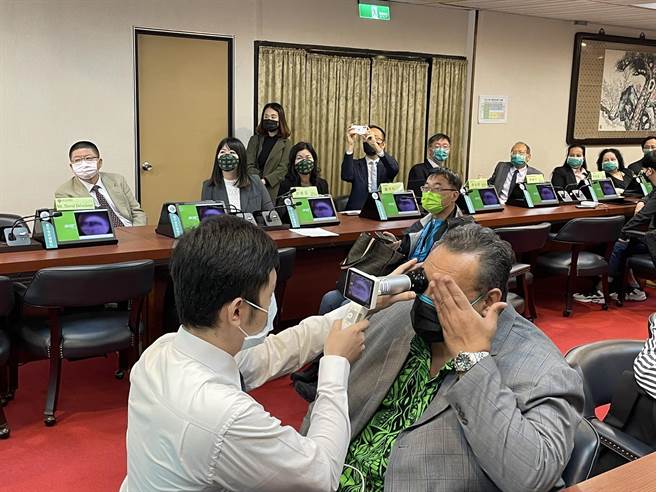 现场台中荣总医师示范远距医疗的应用情境，透过网路回传，提供患者检查的远距资讯，做明确的诊断及治疗建议。（读者提供／张妍溱台中传真）