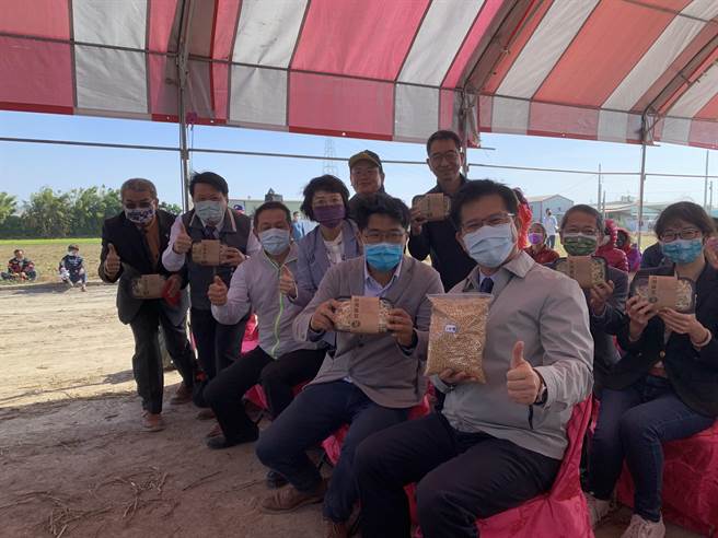 前台中市長林佳龍在市長任內鼓勵栽種大豆，如今已展現成果。(林欣儀攝)