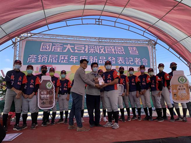 台灣自產大豆加工製作成豆奶、醬油等產品，目前興大附農棒球隊食用台灣自產豆奶。(林欣儀攝)
