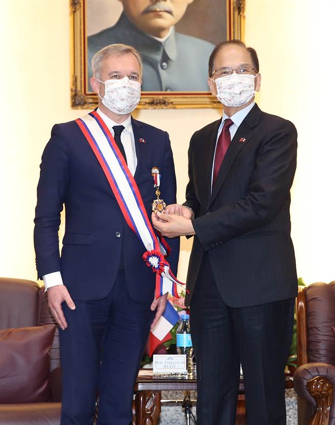 立法院长游锡堃（右）17日接见法国国民议会友台小组主席戴扈杰（左），并颁赠国会外交荣誉奖章。（姚志平摄）