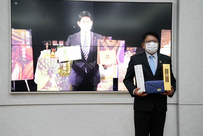 屏东县长潘孟安与日本旭川市长今津宽介线上交换农特产品，加深台日情感。（林和生摄）