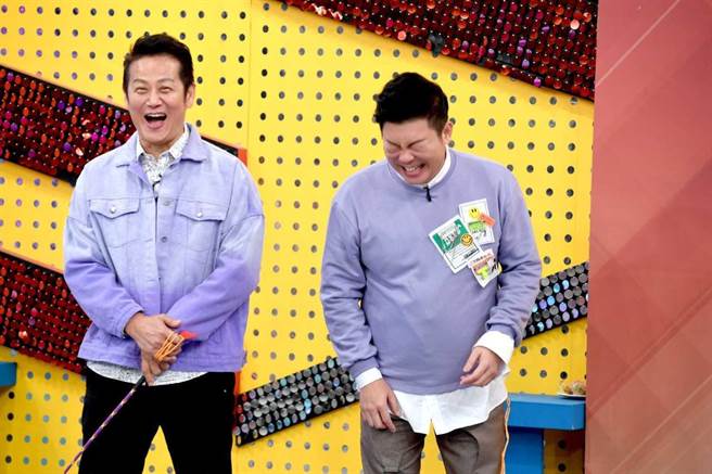 徐乃麟（左）和曾國城主持的《天才衝衝衝》本周推出新單元。（華視提供）