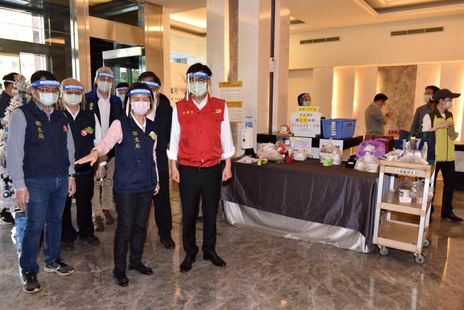 高雄市長陳其邁緊急召開專家會議，並率市府衛生局、觀光局、工務局、勞工局及環保局等防疫團隊至防疫旅館實施聯合輔導稽查，強化防疫旅館防疫作為。（高市府衛生局提供／洪浩軒高雄傳真）