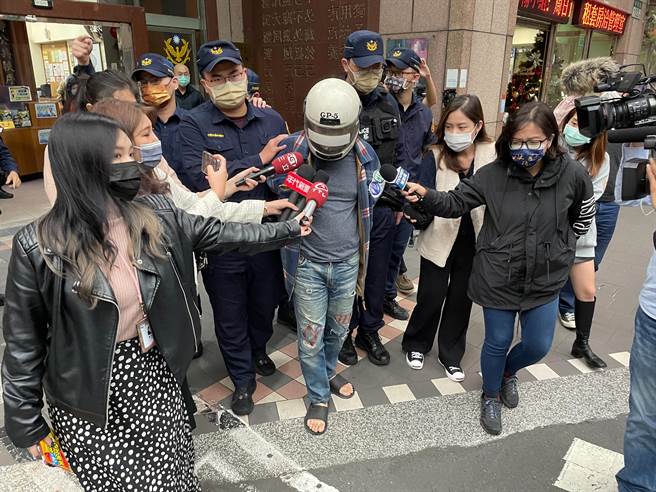 42歲張姓男子患有思覺失調症，今（17日）上午9時許，疑因不能在家中抽菸持刀弒母、砍傷胞姊。（葉書宏攝）