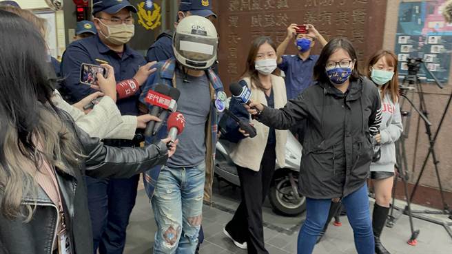 42歲張姓男子患有思覺失調症，今（17日）上午9時許，疑因不能在家中抽菸持刀弒母、砍傷胞姊。（葉書宏攝）