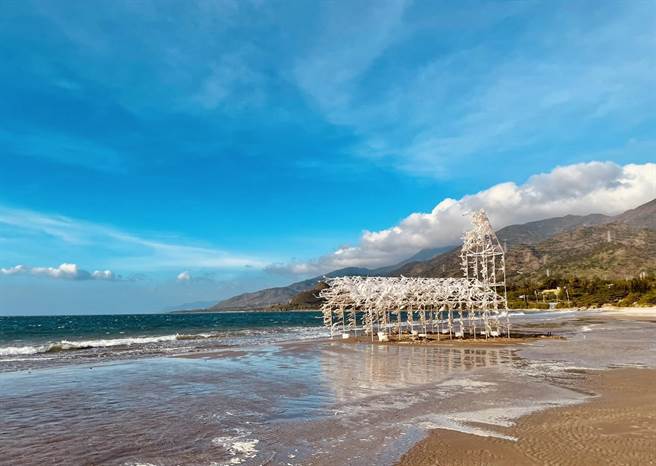 屏东落山风艺术季将于25日随风登场，今年以「风情万种」为题展出18组大型装置艺术，车城海口港的无人沙滩又将成为打卡热点。（谢佳潾摄）