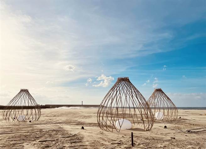 屏东落山风艺术季将于25日随风登场，今年以「风情万种」为题展出18组大型装置艺术，车城海口港的无人沙滩又将成为打卡热点。（谢佳潾摄）