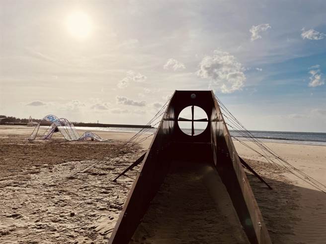 屏东落山风艺术季将于25日随风登场，今年以「风情万种」为题展出18组大型装置艺术，车城海口港的无人沙滩又将成为打卡热点。（谢佳潾摄）