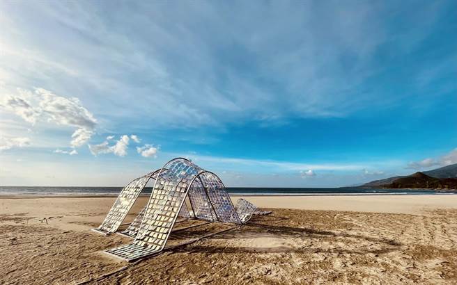 屏东落山风艺术季将于25日随风登场，今年以「风情万种」为题展出18组大型装置艺术，车城海口港的无人沙滩又将成为打卡热点。（谢佳潾摄）