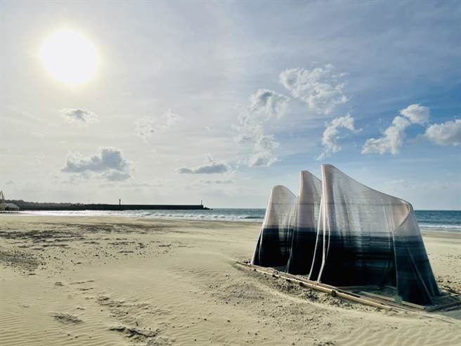 屏东落山风艺术季将于25日随风登场，今年以「风情万种」为题展出18组大型装置艺术，车城海口港的无人沙滩又将成为打卡热点。（谢佳潾摄）