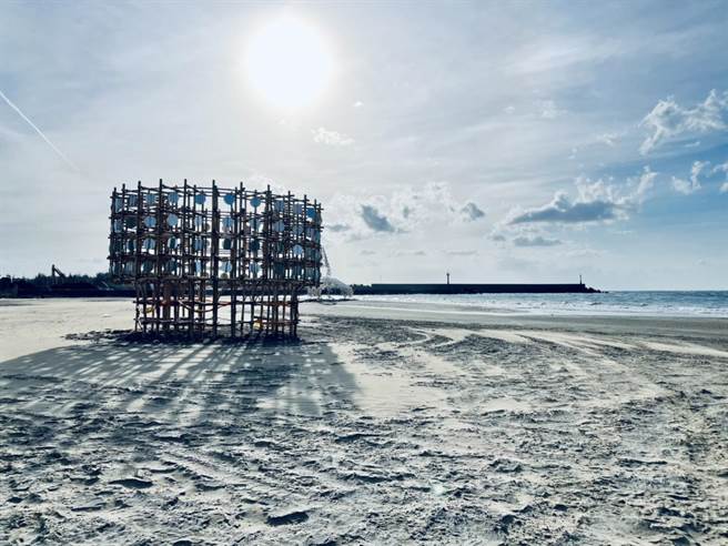 屏东落山风艺术季将于25日随风登场，今年以「风情万种」为题展出18组大型装置艺术，车城海口港的无人沙滩又将成为打卡热点。（谢佳潾摄）