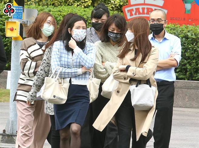 依劳基法规定，中央主管机关指定应放假日，均应休假，而明天的公投日已被指定为放假日。（报系资料照）