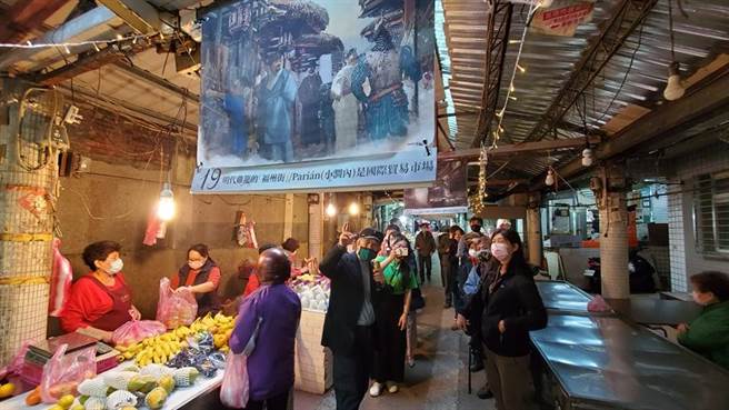 国立台湾海洋大学和平岛及其周边地域创生与永续发展团队，将和平岛市场打造成画展展场，用图像来说故事，并在今天开展。（国立台湾海洋大学提供／游念育台北传真）