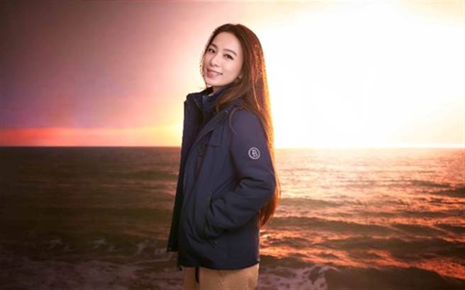 ONE BOY衝锋衣对抗台湾多变气候，田馥甄直呼：「有了ONE BOY衝锋衣，〝冬天，真的一件就够！〞」。(图/ONE BOY提供)