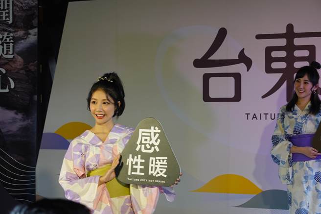 台東暖湯季17日舉行記者會，由樂天女孩走秀揭序。（蔡旻妤攝）