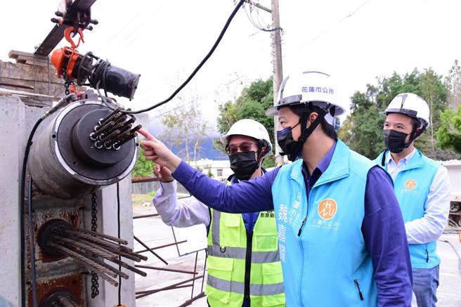 新农兵桥施作预力梁预力混凝土作业，事关桥梁结构的安全，花莲市长魏嘉贤到场了解施作过程。（花莲市公所提供／王志伟花莲传真）