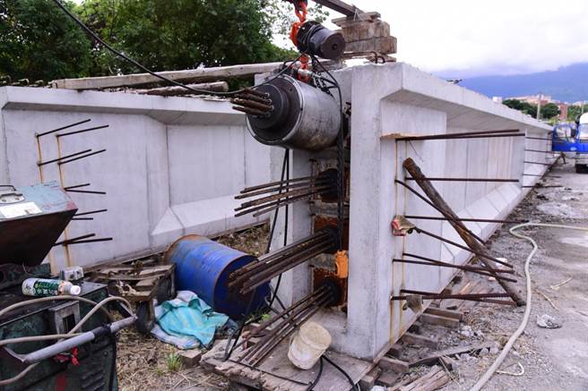 新农兵桥採用后拉式工法，在构件中预留孔道，再将钢索穿入预留的孔道中，强化桥梁结构安全。（花莲市公所提供／王志伟花莲传真）