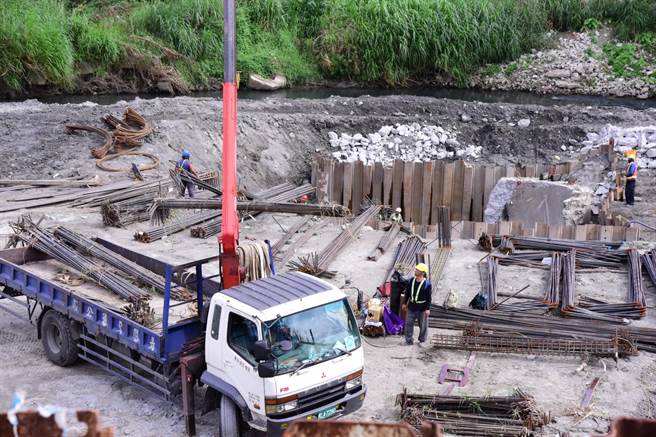 新农兵桥预力梁预力施作完成，工程进度50.8％，预计明年8月通车。（花莲市公所提供／王志伟花莲传真）