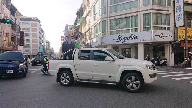 台南市長黃偉哲公投宣傳車隊遊行，最終站抵東區青年路與勝利路口。（程炳璋攝）