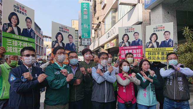 台南市長黃偉哲（中間深紅領帶者）率領民進黨台南市議員，宣傳公投4個不同意。（程炳璋攝）