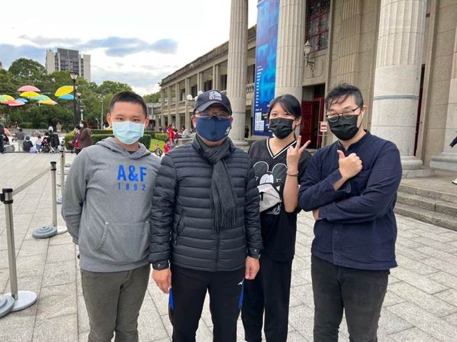 「說說能源」臉書粉絲頁小編和侯友宜市長合照。（圖／取自「說說能源」臉書）