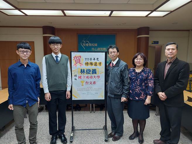 溪湖高中林俊義（左二）跟著學長林子瑋（左）的腳步，透過特殊選才管道，錄取成功大學台文系，台語跟越南語都很流利的他，希望繼續推動台越語言文化研究交流，也希望更多人開口說本土語、母語。（謝瓊雲攝）