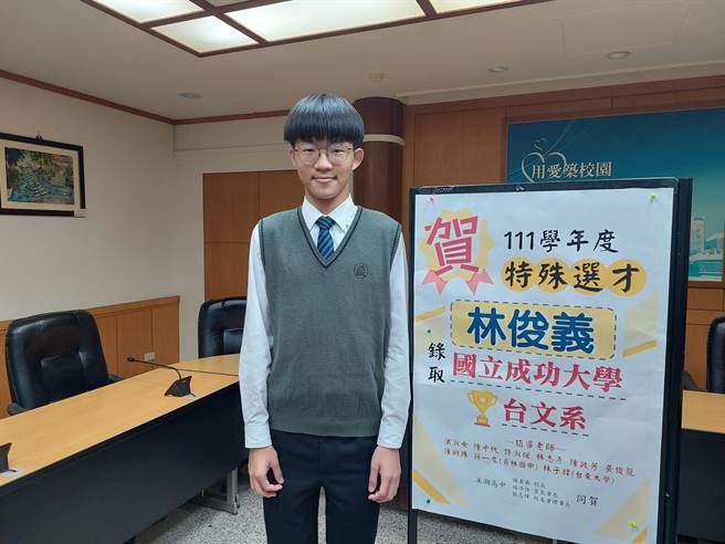 林俊義身為家中老大，對於父親是講台語的裝修工人、母親越南新住民的身分，感受特別敏銳。（謝瓊雲攝）