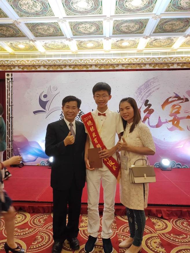 林俊義國三時榮獲總統教育獎，母親陪著他參加頒獎典禮，並在晚宴時與教育部長潘文忠合影。（溪湖高中提供／謝瓊雲彰化傳真）