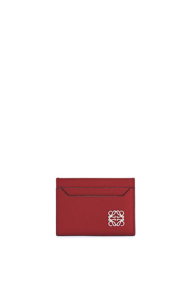 Loewe Anagram胭脂紅小牛皮卡夾1萬3000元。（Loewe提供）