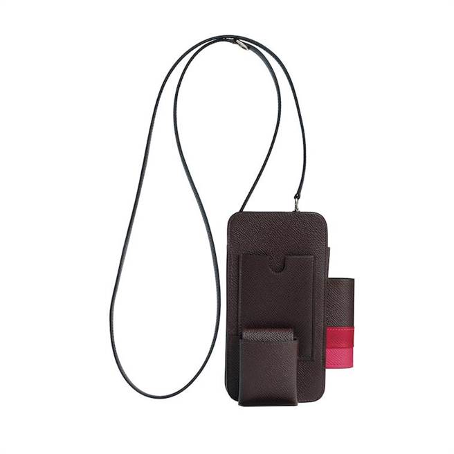 Hermesway系列Epsom小牛皮手机袋7万7200元。（Hermes提供）