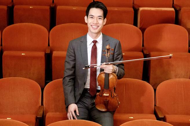 小提琴家林品任下周将到台东利嘉国小的老梅园，与高雄市交响乐团首席弦乐团一起参与「利卡梦．梅之宴」音乐会，将演奏韦瓦第《四季》、萧泰然《望春风》、莫利克奈《新天堂乐园》等多首作品。（鸿宇国际艺术提供）