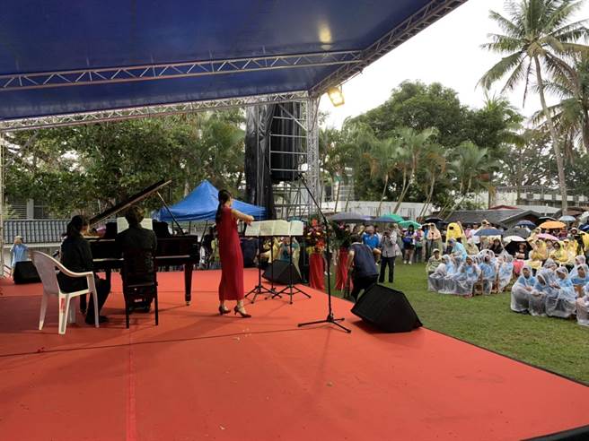 「利卡梦．梅之宴」音乐会已行之有年，是1999年当时热爱音乐的退休校长张中元所创办，他怀着「把殿堂的艺术带到部落的角落」的梦想，民眾因此年年能在梅树下听音乐，至今已成为台东每年的音乐盛会。图为2019年日本小提琴家庄司纱史香、俄罗斯钢琴家拉什科夫斯基演出现场。（鸿宇国际艺术提供）