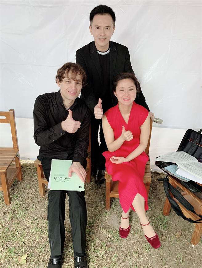 钢琴家陈冠宇（中）从第一届开始参与「利卡梦．梅之宴」音乐会，今年他将担任主持人。图为2019年他与图为2019年日本小提琴家庄司纱史香（右）、俄罗斯钢琴家拉什科夫斯基（左）合影。（鸿宇国际艺术提供）