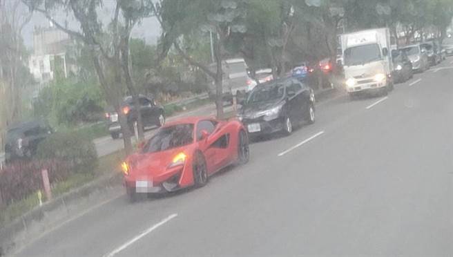 一台「身價」千萬的超跑麥拉倫疑似故障，停放在路中間，卻未有警示標誌，造成後方車輛大排長龍。（翻攝照片）