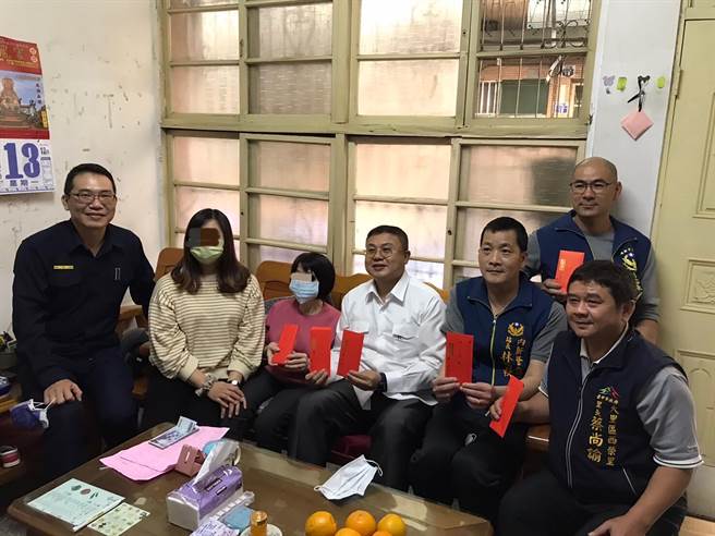 雾峰警分局长李建兴（左四）携手企业，筹得20万元急难救助金，前往生活陷困顿的张家探视。（雾峰分局提供／黄国峰台中传真）