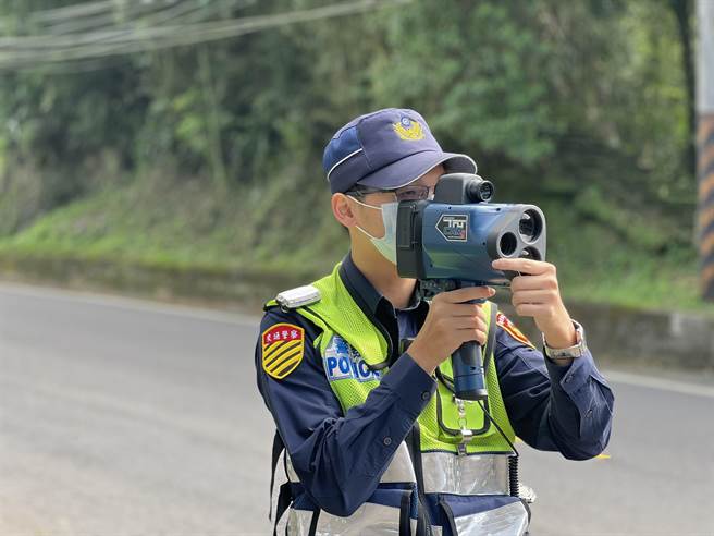 新北市新店警分局为防制机车及电动自行车交通事故，自12月16日起至30日，展开为期二周交通大执法。（新店警分局提供）