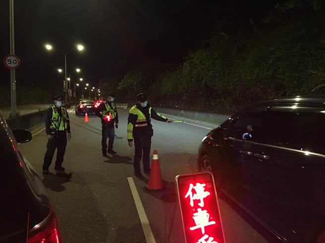 新北市新店警分局为防制机车及电动自行车交通事故，自12月16日起至30日，展开为期二周交通大执法。（新店警分局提供）