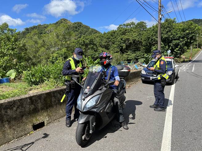 新北市新店警分局为防制机车及电动自行车交通事故，自12月16日起至30日，展开为期二周交通大执法。（新店警分局提供）