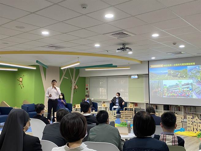 嘉义县梅山乡太平国小校长黄彦钧分享太平国小转型到实验教育学校的心路歷程。（张亦惠摄）