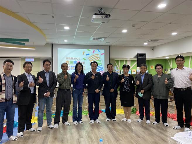 嘉义县长翁章梁（中）、教育处长李美华（右四）跟与谈的教育工作者合照。（张亦惠摄）