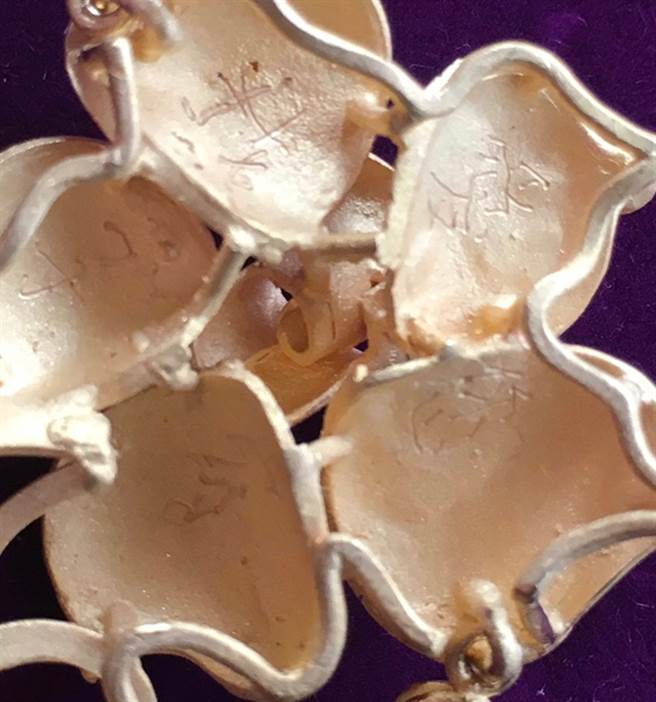 不少人认为原PO的照片不像是黄金，背后的字样经仔细观看，疑似是「我爱您子容」，也让网友一头雾水。（翻摄自脸书「靠北婆婆2.0」）