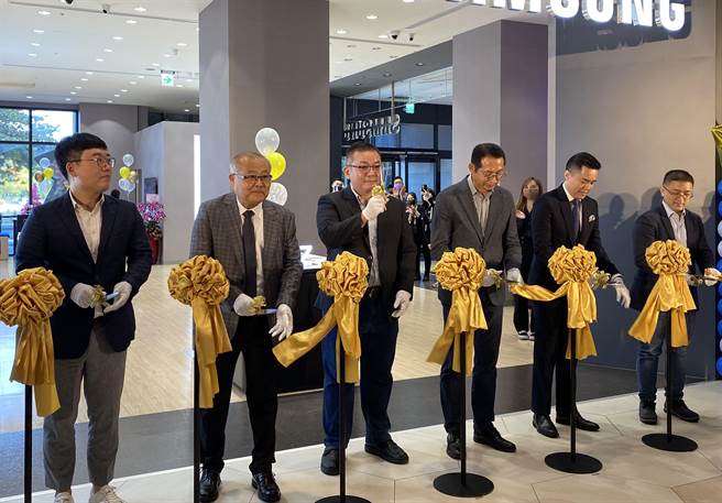 台湾三星电子总经理郑泳焕（右三）、秀泰集团总经理廖伟铭（右二 ）为三星智慧馆剪彩。（廖素慧摄）