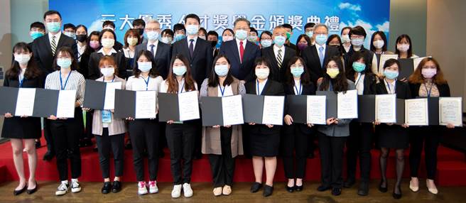 第六届「元大优秀人才奖学金」颁奖典礼获奖同学与元大集团主管合影。（元大金提供）