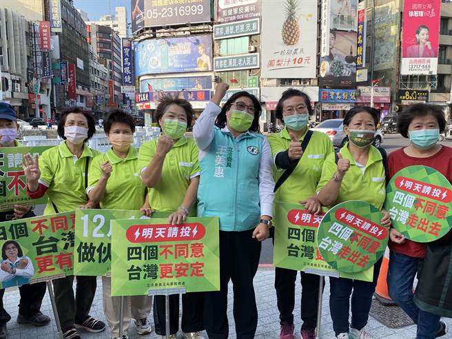 民进党嘉义市立委王美惠偕团队成员，在文化路喷水圆环衝刺宣讲。（廖素慧摄）