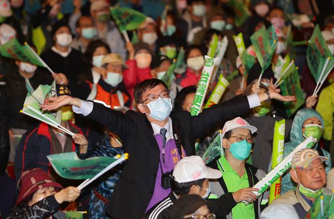 民进党17日晚间在凯道举办  「台湾队站出来 台湾行出去」公投说明会，吸引不少支持者到场。（季志翔摄）