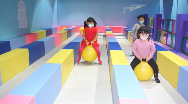 小朋友们在平衡木、小火车及溜滑梯尽情玩耍。（张铠乙摄）