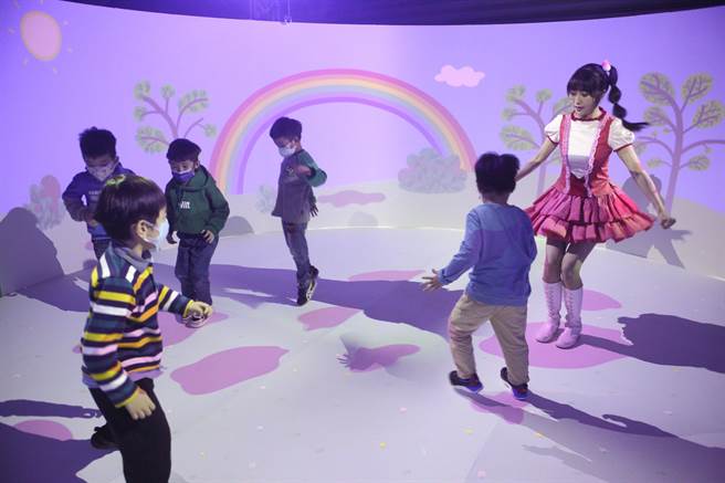 17日展区内的各种经典场景互动区，小朋友们开心地踩泥巴。（张铠乙摄）