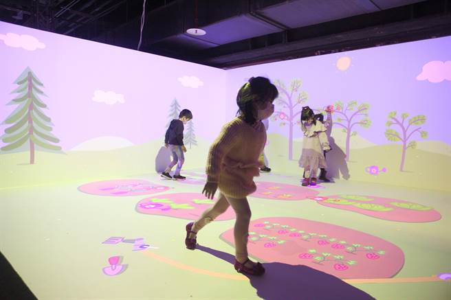 17日展区内的各种经典场景互动区，小朋友们在开心农场採萝卜、浇水。（张铠乙摄）